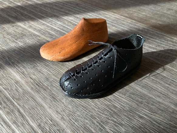 約9cmのミニチュア･レザーシューズ 〜木型からフルハンドメイドで制作〜 【受注制作品】 2枚目の画像