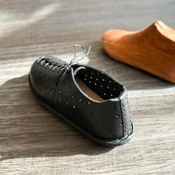 約9cmのミニチュア･レザーシューズ 〜木型からフルハンドメイドで制作〜 【受注制作品】 3枚目の画像