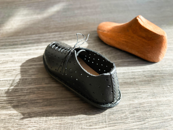 約9cmのミニチュア･レザーシューズ 〜木型からフルハンドメイドで制作〜 【受注制作品】 3枚目の画像