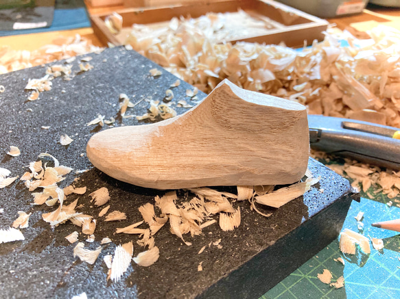 約9cmのミニチュア･レザーシューズ 〜木型からフルハンドメイドで制作〜 【受注制作品】 4枚目の画像