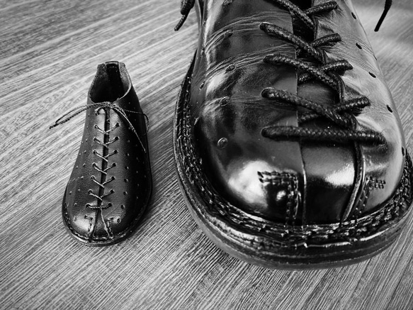 約9cmのミニチュア･レザーシューズ 〜木型からフルハンドメイドで制作〜 【受注制作品】 8枚目の画像