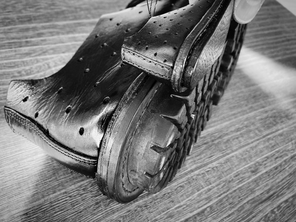 約9cmのミニチュア･レザーシューズ 〜木型からフルハンドメイドで制作〜 【受注制作品】 9枚目の画像