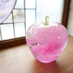ピンクのガラスのりんご 1枚目の画像