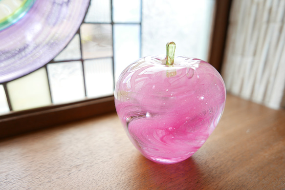 ピンクのガラスのりんご 1枚目の画像