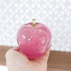 ピンクのガラスのりんご 2枚目の画像
