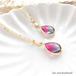 「花の目覚め」バイカラービジューのネックレス(bi-color glass necklace/ペンダント/ガラス/雫) 4枚目の画像