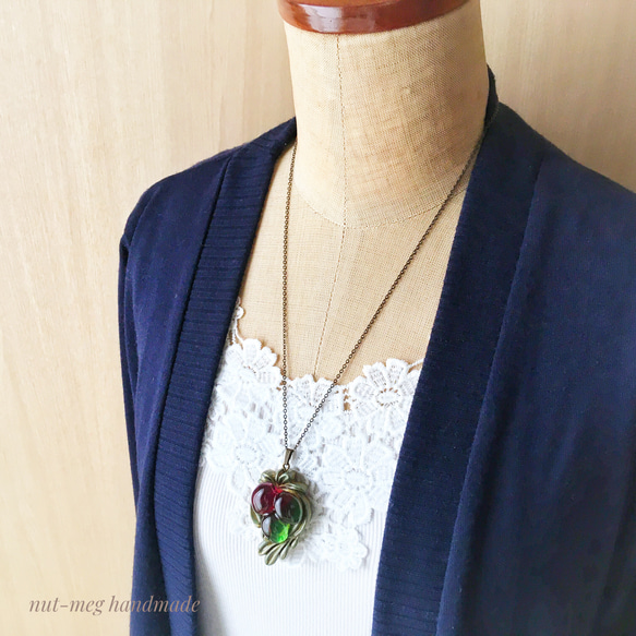 オリーブのネックレス・色づく季節A( olive necklace/植物/ボタニカル/レジン/樹脂/ペンダント/首飾り) 2枚目の画像