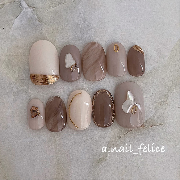 モカブラウンのまろやかアイボリーネイル ネイルチップ（つけ爪） a