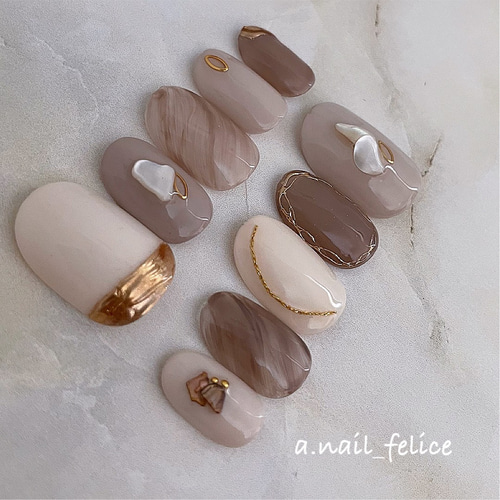 モカブラウンのまろやかアイボリーネイル ネイルチップ（つけ爪） a