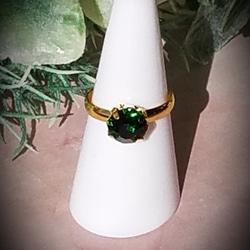 エメラルドグリーンの指輪 1枚目の画像