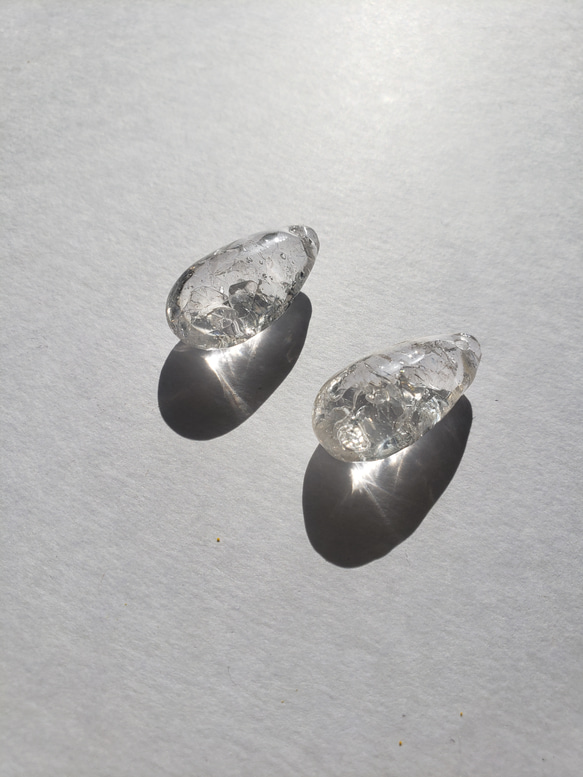 天然石水晶を閉じ込めたクリアで透明なロングピアスorイヤリング 6枚目の画像