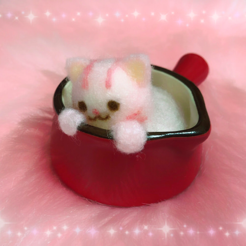 羊毛フェルト。猫。苺のカップつき （ラテアートなカップのふちにゃん 