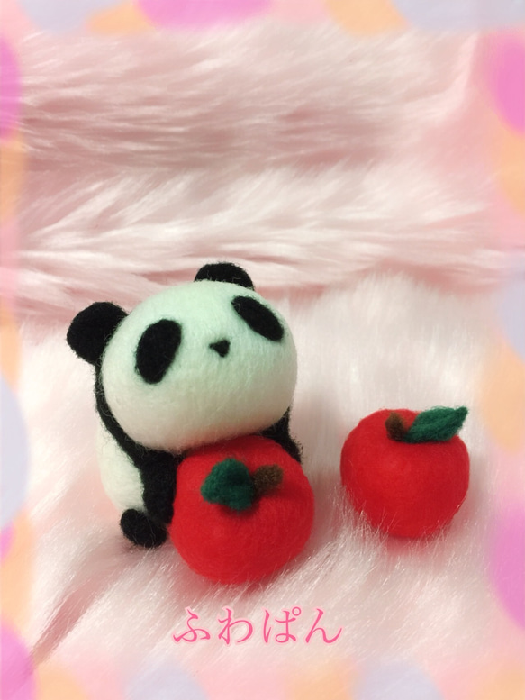 リンゴもぐもぐふわぱん♡食欲の秋☆羊毛フェルトのふわふわパンダふわぱんと林檎りんご 1枚目の画像