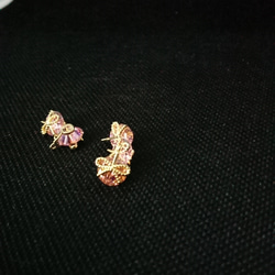ピンクのキュービックジルコニア金メッキ  リボンチャーム【2個】 4枚目の画像
