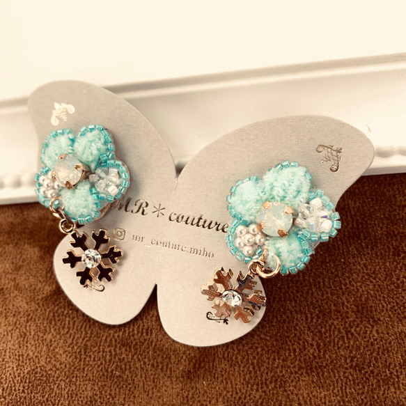 macaron fleur charme ～bleu clair～ オートクチュール刺繍のイヤリング 1枚目の画像