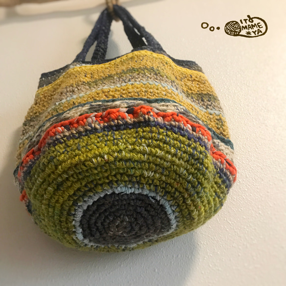かぎ針編み✳︎ 色々な糸で編んだミックスカラーのバッグ 4枚目の画像
