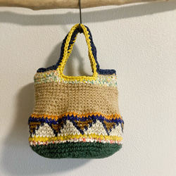 かぎ針編み✳︎麻ひもと裂き布で編んだころりんバッグ 2枚目の画像