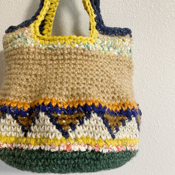 かぎ針編み✳︎麻ひもと裂き布で編んだころりんバッグ 3枚目の画像