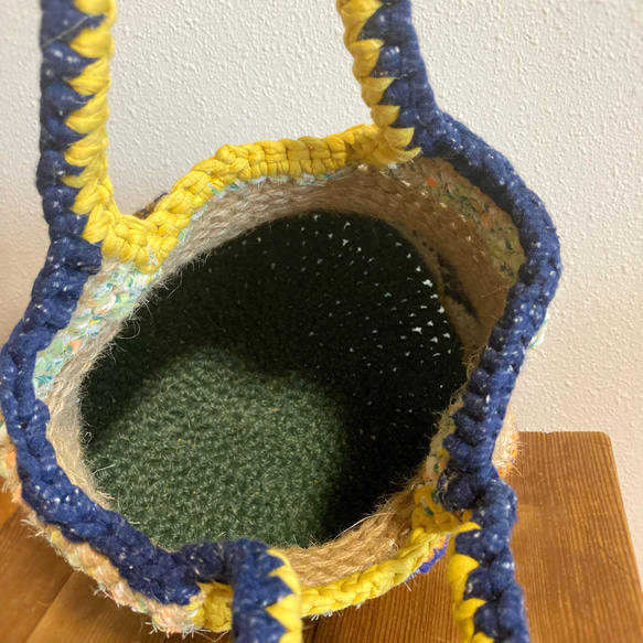 かぎ針編み✳︎麻ひもと裂き布で編んだころりんバッグ 7枚目の画像