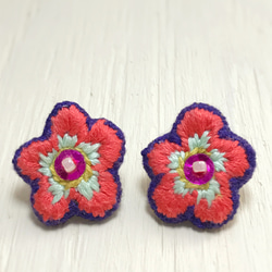 刺繍ポップなお花ピアス（イヤリング） 1枚目の画像