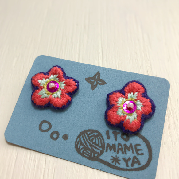 刺繍ポップなお花ピアス（イヤリング） 3枚目の画像