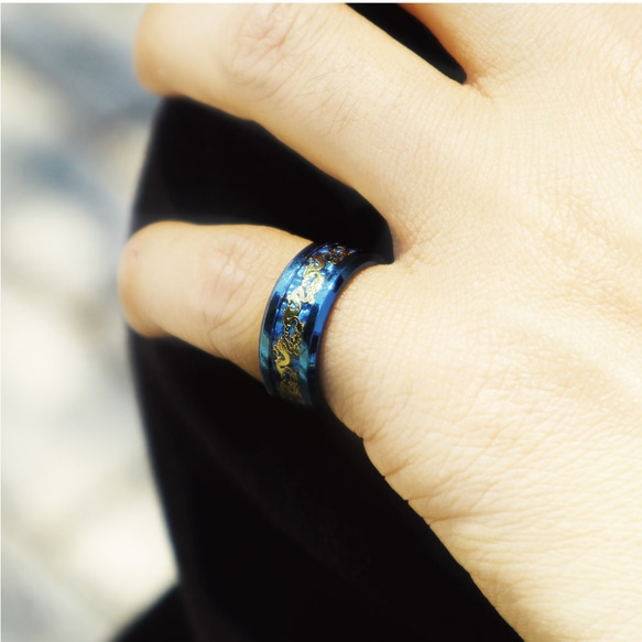 指輪 メンズ ゴールド 金龍 ドラゴン サージカルステンレス 316L 幅8mm 【ブルー 青】 2枚目の画像