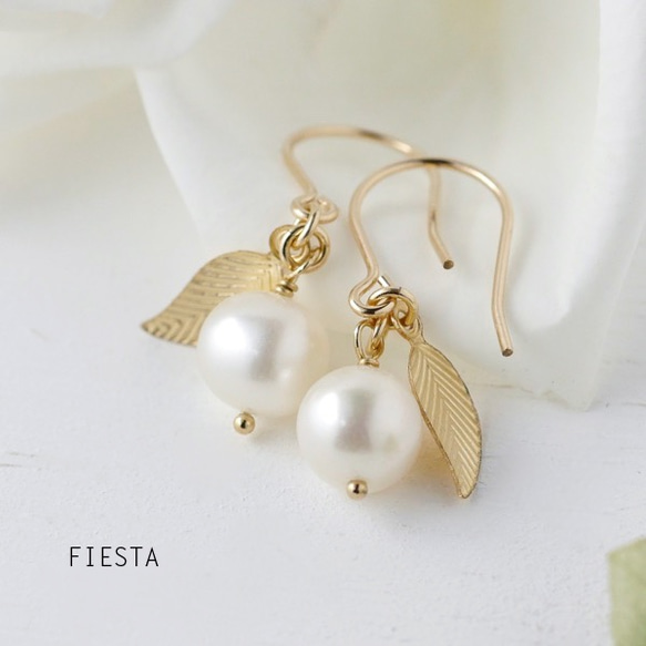 【14kgf】淡水珍珠和葉子○白色水果耳環（耳環） 第1張的照片