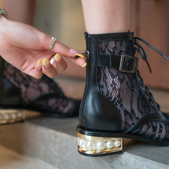 「限量」時尚設計透氣馬丁靴四季女裝 第1張的照片