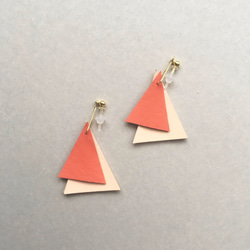 革の三角形ピアス（ピンク） 2枚目の画像
