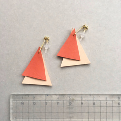 革の三角形ピアス（ピンク） 3枚目の画像