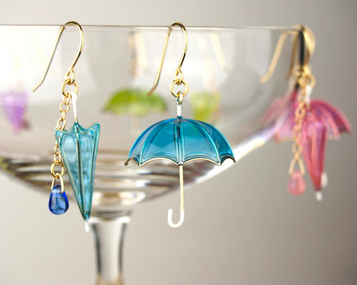 傘のピアス／イヤリング（ブルー） ピアス（フック・チェーン