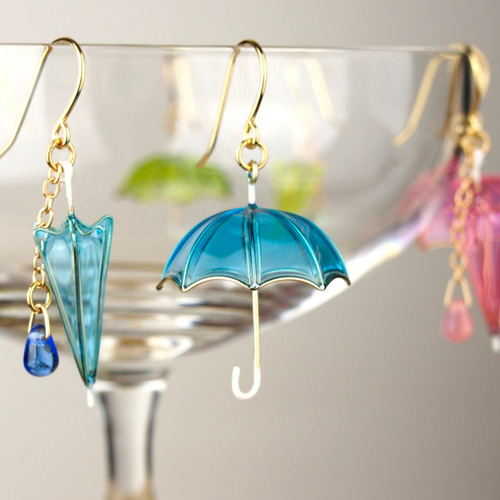☆❤️ 傘　アンブレラ　蝶々　ピアス　イヤリング　レジン 傘のピアス／イヤリング（ブルー） ピアス（フック・チェーン