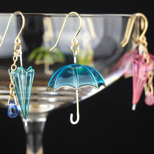 傘のピアス／イヤリング（ブルー） ピアス（フック・チェーン