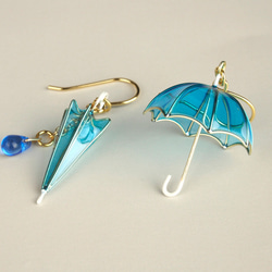 傘のピアス／イヤリング（ブルー） 2枚目の画像