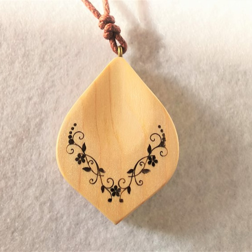 アンリクイール ハンドメイド 木製ネックレス 曲線デザイン 幾何学模様