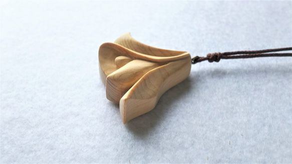 青森ひばのアクセサリー　木製ネックレス　フラワー 2枚目の画像