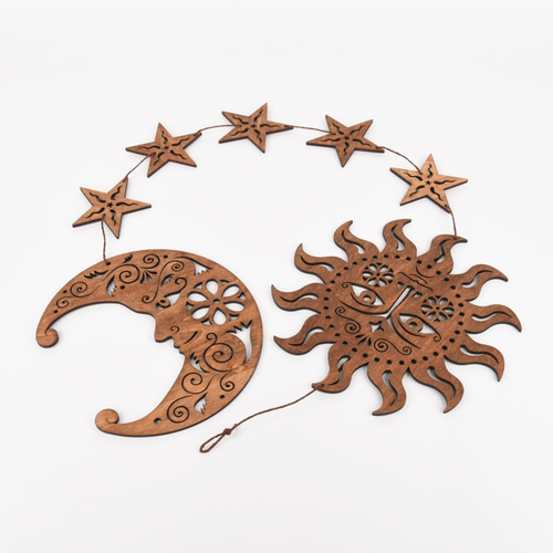 太陽と月と星々のガーランド（木の壁飾り） ガーランド akaitori craft