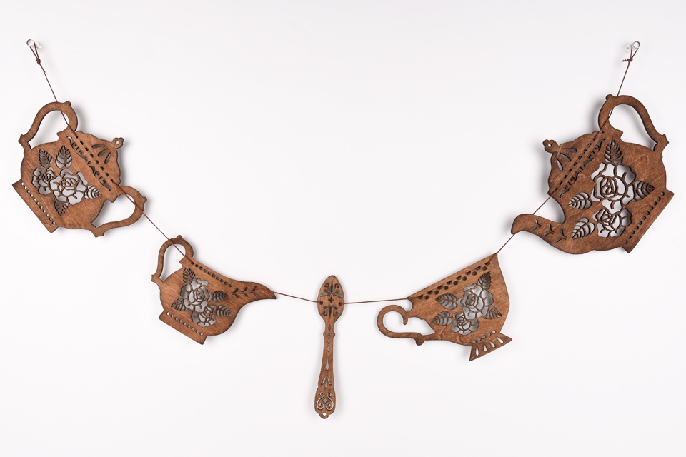 ティーセットのガーランド（木の壁飾り）