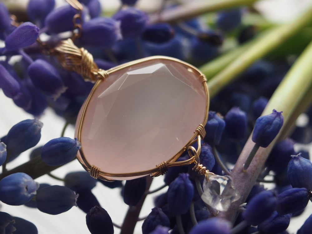 大きめのローズクォーツの女神巻きペンダントトップ