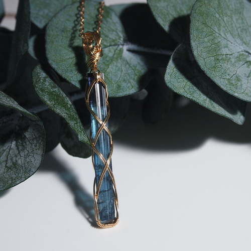 ブルートルマリン原石の女神巻きペンダントトップ ペンダントトップ