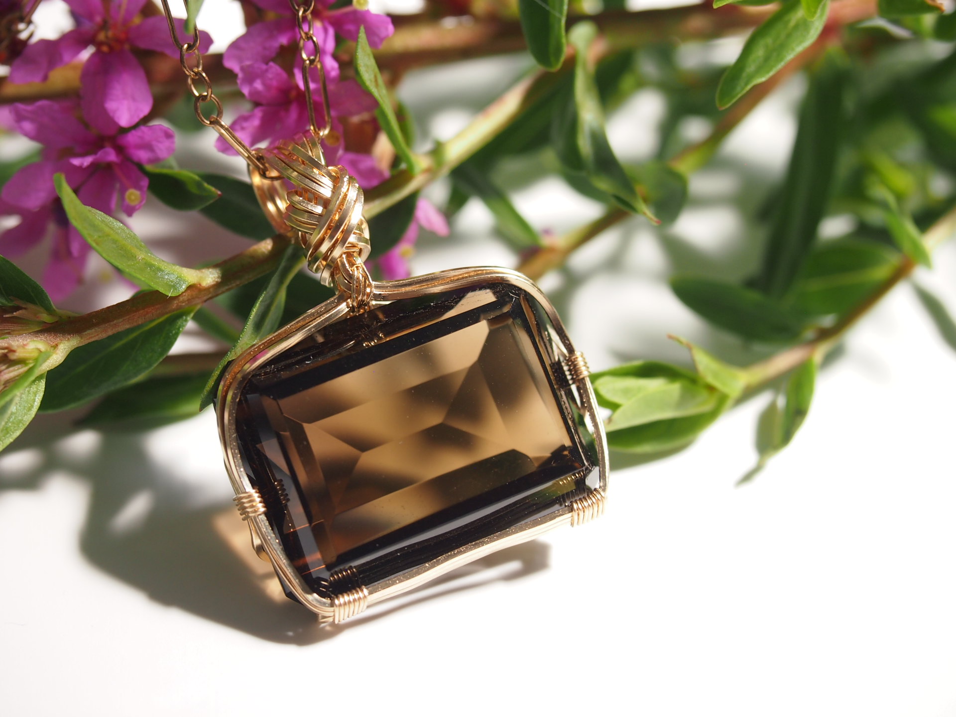 レクタングルカットスモーキークォーツの女神巻きペンダントトップ