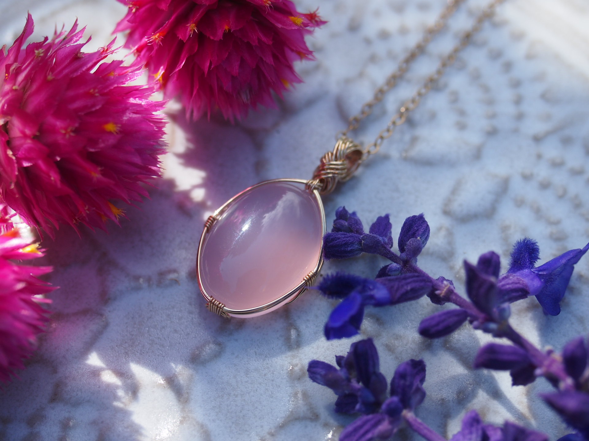 カボションカットのカルセドニーの女神巻きペンダントトップ