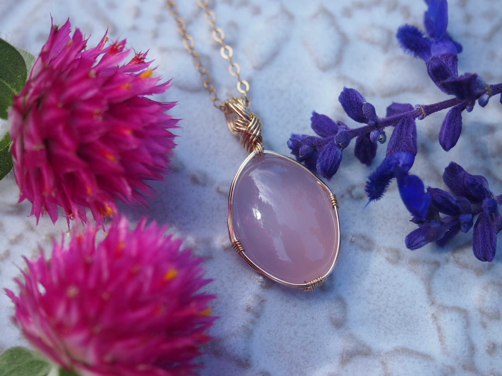 カボションカットのカルセドニーの女神巻きペンダントトップ