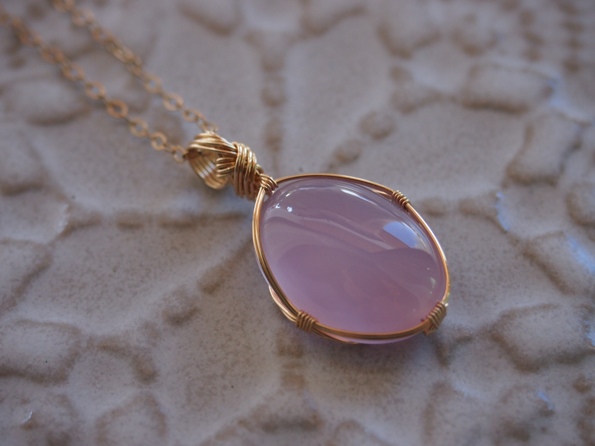 カボションカットのカルセドニーの女神巻きペンダントトップ