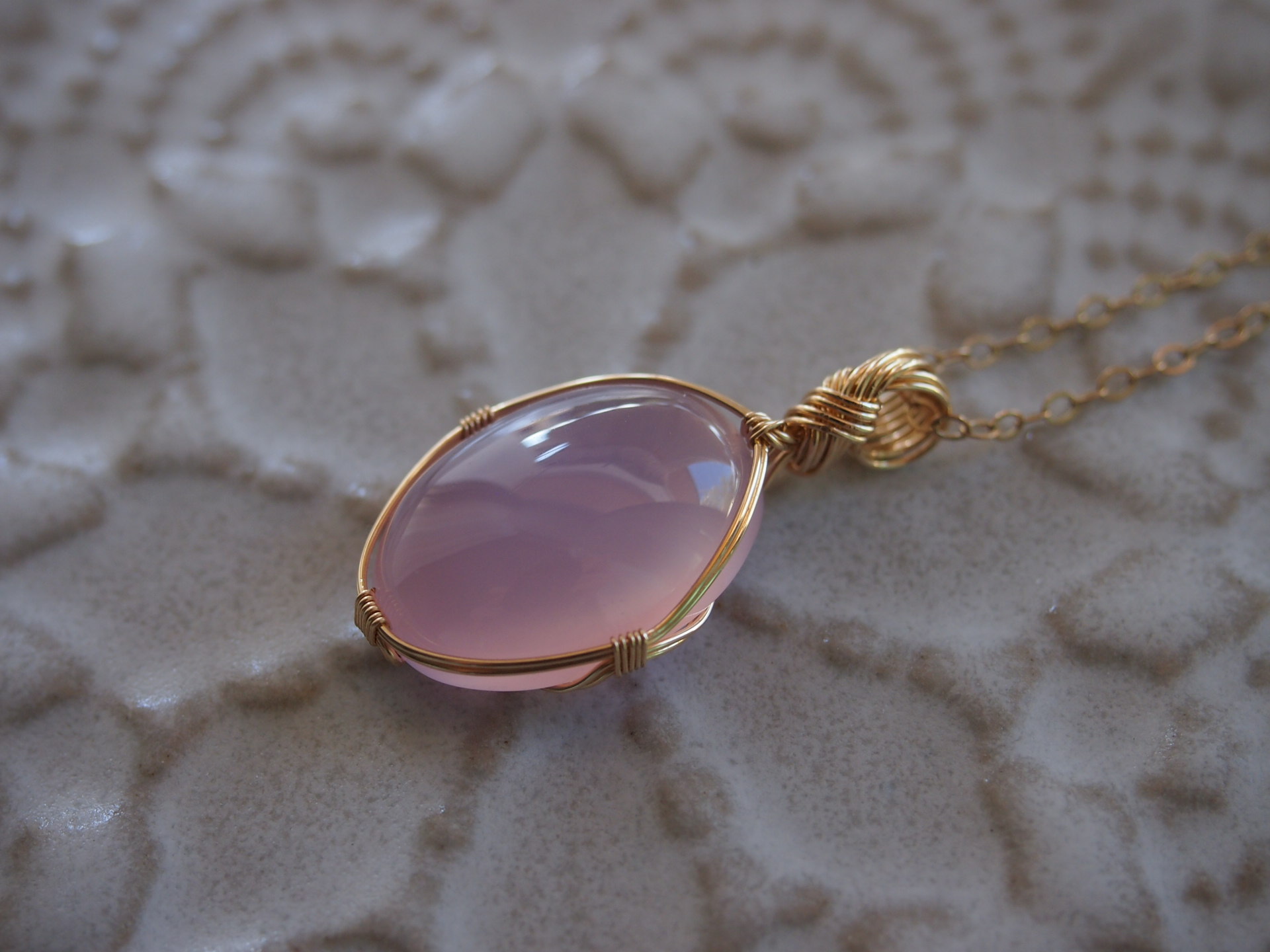 カボションカットのカルセドニーの女神巻きペンダントトップ