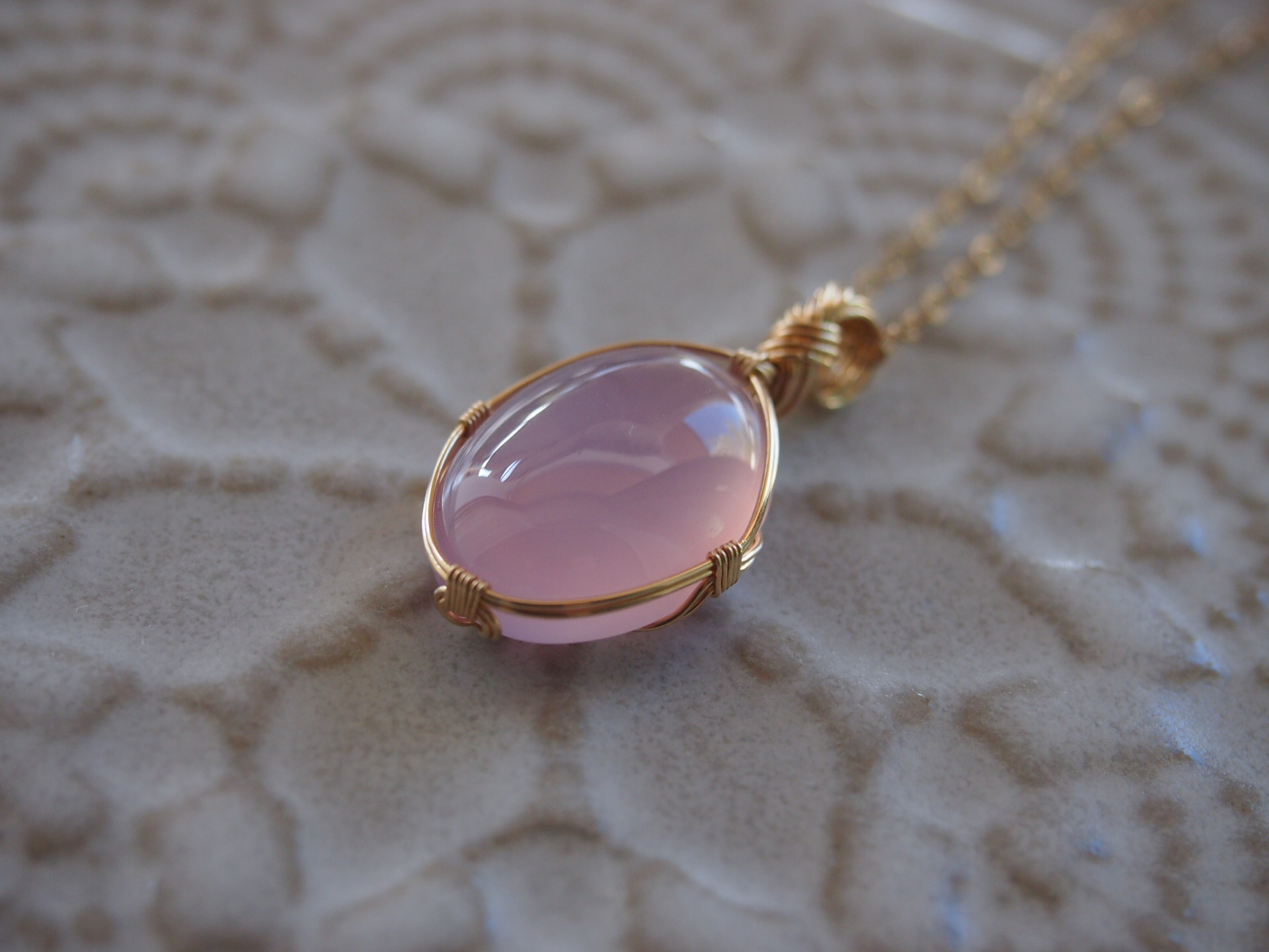 カボションカットのカルセドニーの女神巻きペンダントトップ