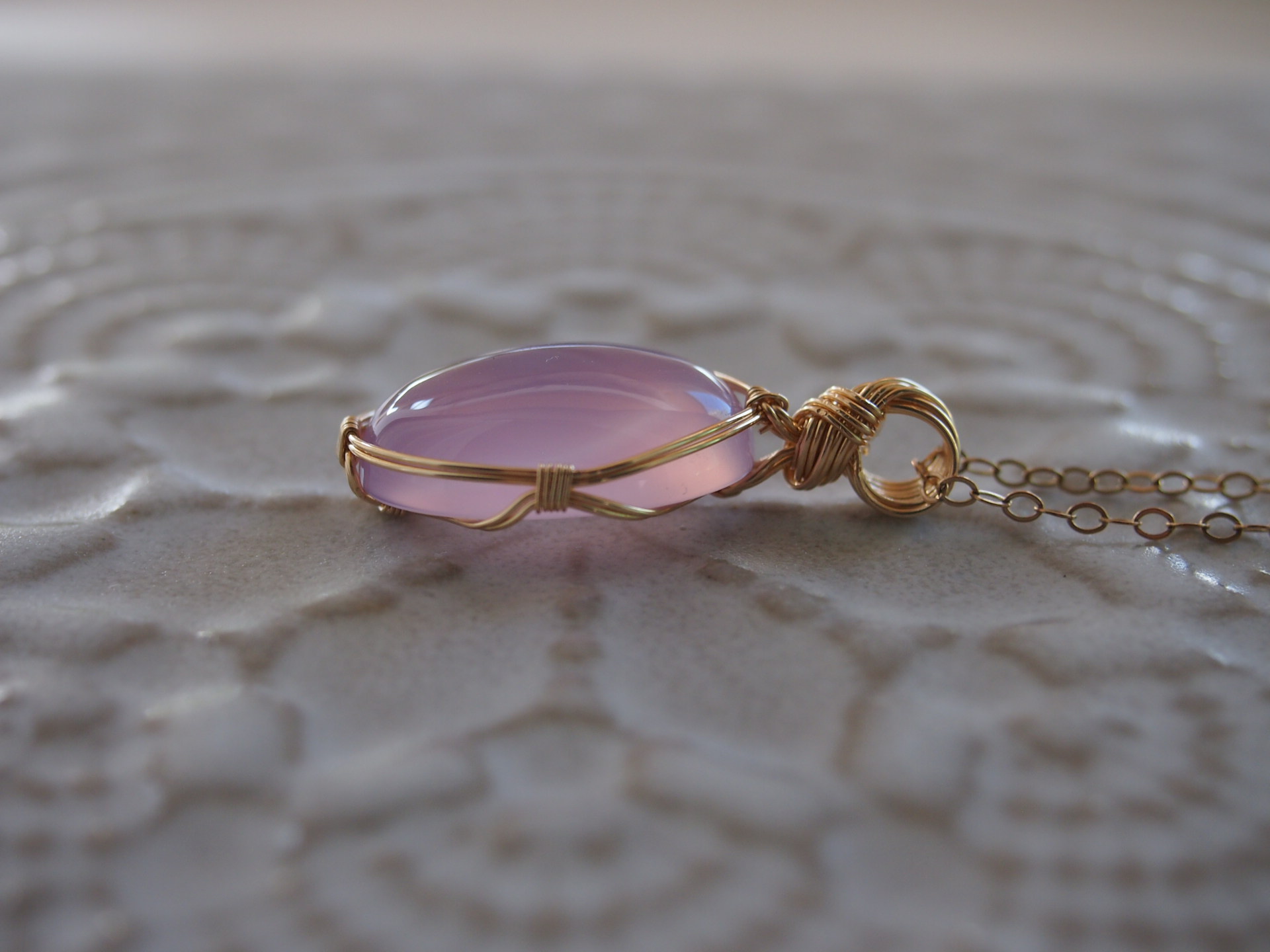 カボションカットのカルセドニーの女神巻きペンダントトップ