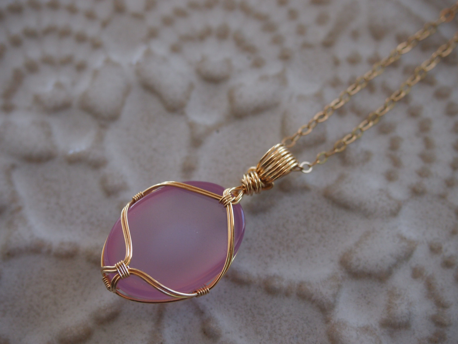 カボションカットのカルセドニーの女神巻きペンダントトップ