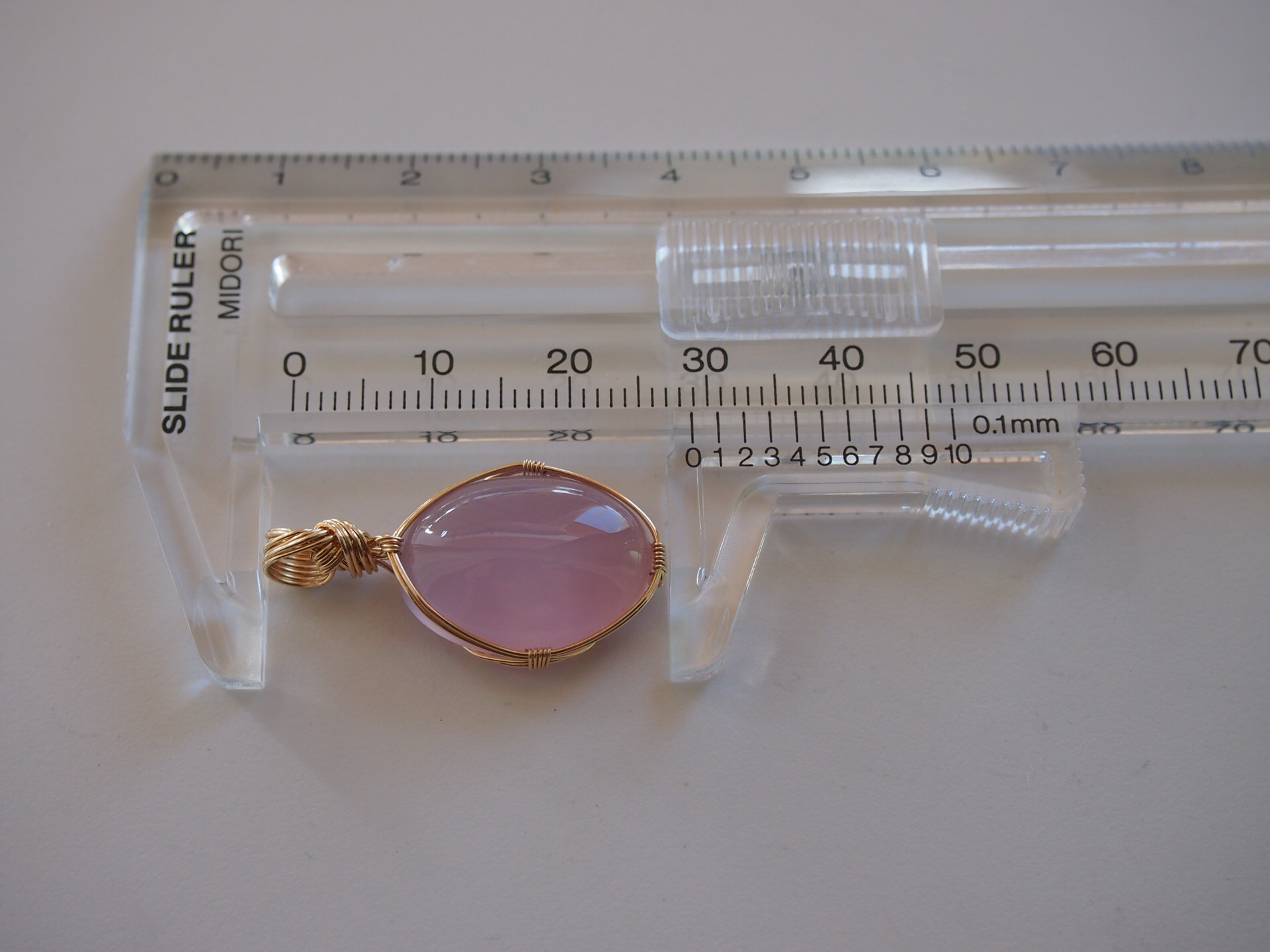 カボションカットのカルセドニーの女神巻きペンダントトップ