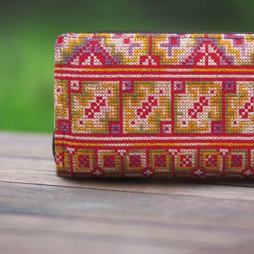 びっしり手刺繍！民族模様のヤオ刺し布製長財布/エスニック